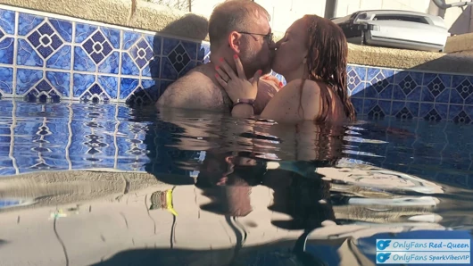 Uzun saçlı kızıl saçlı rapunzel orta yaşlı seksi kadın ile sualtı açık havuzda seks