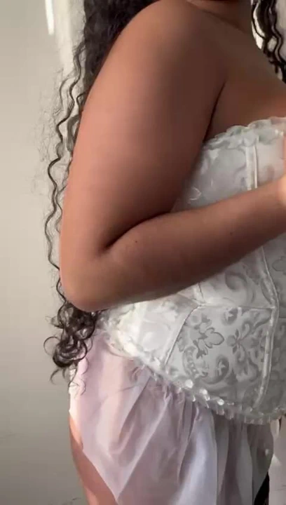 Hakkımda biraz bilgi edin, eğer hoşuna giderse, kal ve beni takip et sevgilim.