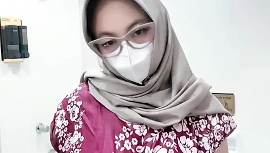 Batik elbiseli bir kızın çeşmesi