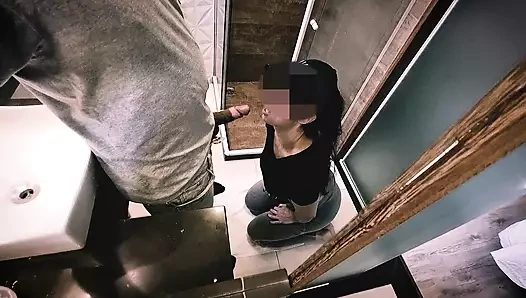 Yaramaz evli kadın banyoda spor salonu personelini alıyor ve dağınık bir yüzle dışarı çıkıyor