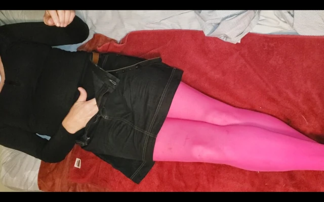 Seksi travesti yatakta azdırıyor.