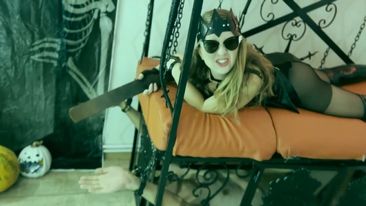 Merhametsiz palmiye dayağı - kısıtlanmış köle