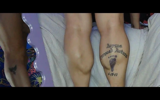 Buzağı kas tanrıçası Kepi Carter esnetiyor ve mastürbasyon yapıyor - kalın bacak fetişi ibadeti