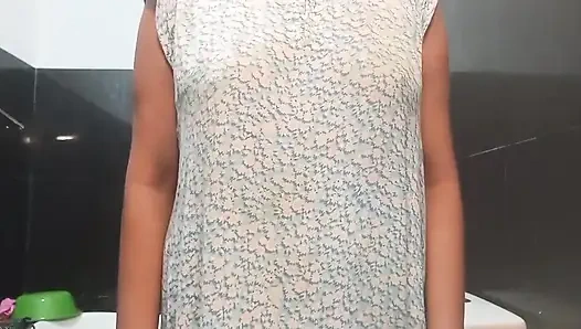 Sri Lankalı aktris Anne banyoda geceleri amcığı ve büyük doğal göğüsleriyle oynuyor