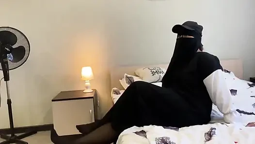 Arkadaşının Arap karısını sikiyor