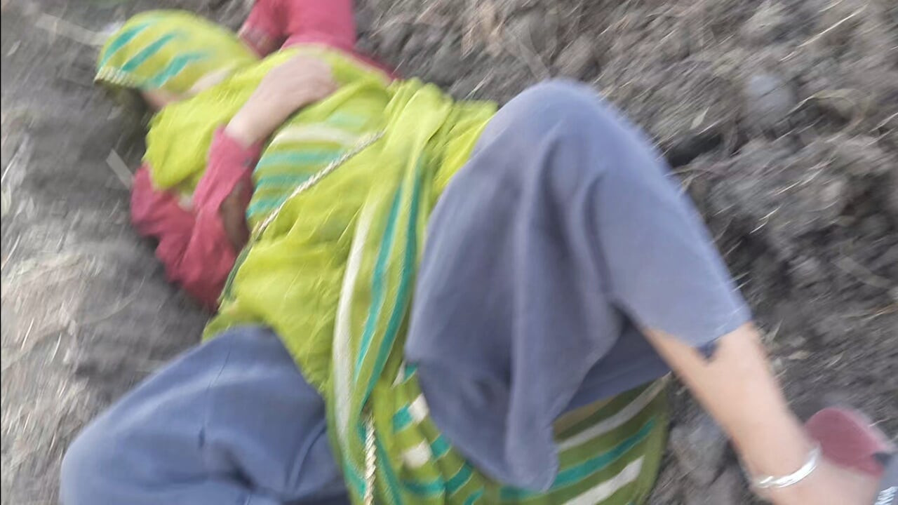 Desi In diska vacra yenge ka bild ke khet mein tahar nahi hai aur öppen djungel mein apni chutme parmak seks filmi skicka