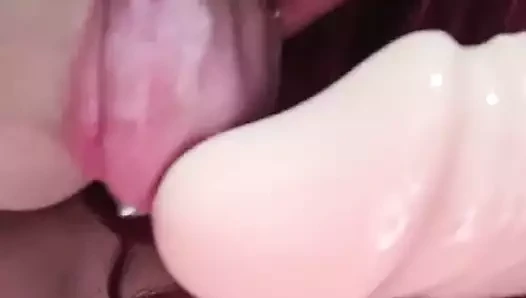 Piercinglerimle yarak yalıyorum