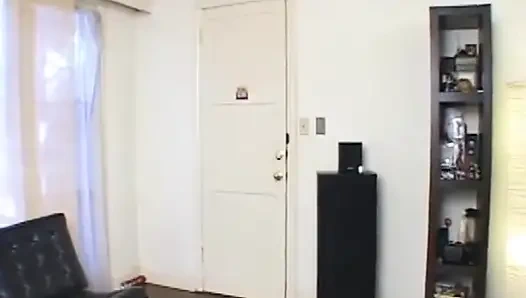 Azgın esmer hatun kanepede parmaklanıyor ve sert sikiliyor