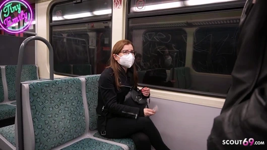 İnce Alman minik kadın trende biletsiz yakalandı - müfettişin onu sikmesine izin verdi