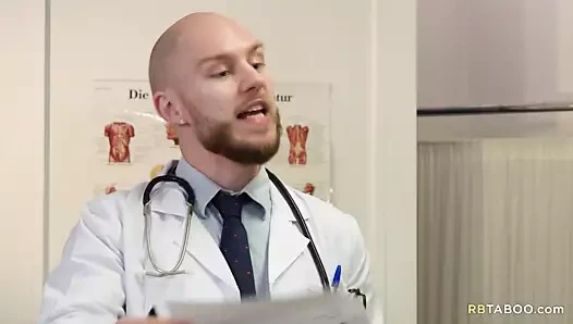 En iyi eşcinsel olduğu için hastane lanet