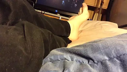 Ayaklar yatakta rahatlatıcı (ayak fetişi)