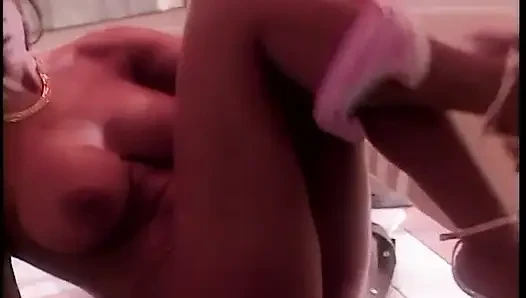 Gözlüklü adam esmer orta yaşlı seksi kadın porno efsanesi Teri Weigel tarafından sikiliyor
