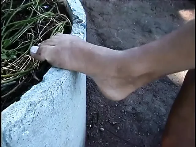 Adam travestiyi domaltıyor ve siyah yarağıyla göt deliğini sert sikiyor