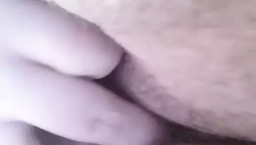 Elizabeth (paige mc cane) onu kedi parmaklıyor