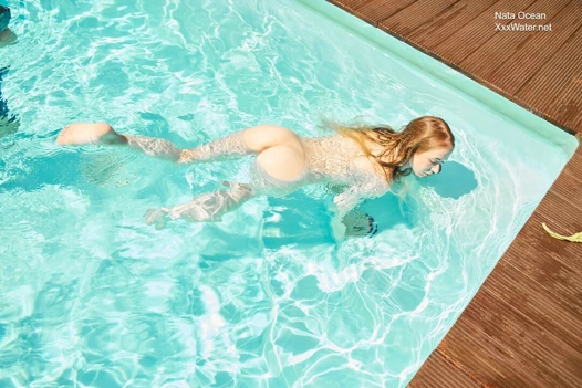 Nata Ocean su altında ateşli minyon porno yıldızı