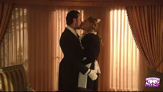 Çarpıcı küçük göğüslü hizmetçisi ona geldi ve sonra yüzüne boşalıyor