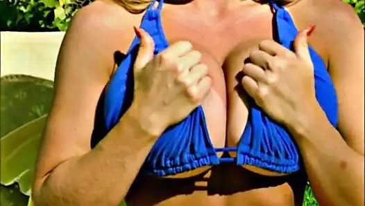 Havuz kenarında mükemmel göğüsleri, kıçları ve bronzlukları olan sarışın