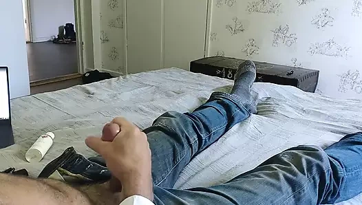 Yatakta tek başına mastürbasyon yapıyor