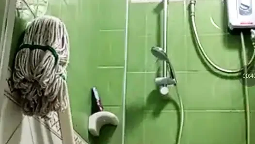 Sabah banyo yaparken götünü izliyorum