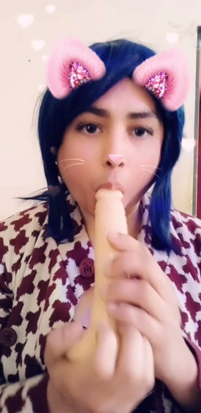 Sissy Oral Seks Yapmak İçin Antrenman Yapıyor | Bölüm 1