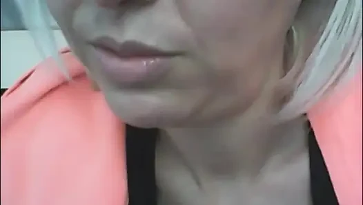 Arkadaşım Nicoletta Embassi'ye yemin ediyorum, sana göğüslerimi gösteriyorum ve gerçekten kabaca konuşuyorum. Biz iki yaramaz arkadaşız