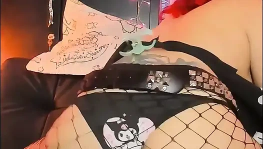 Gotik kız biiig dildoya biniyor ve her yerine fışkırtıyor