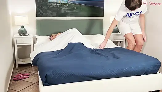 Utanmış üvey anne bir gece için yaramaz üvey sevgilisiyle otel yatağını paylaşmak zorunda