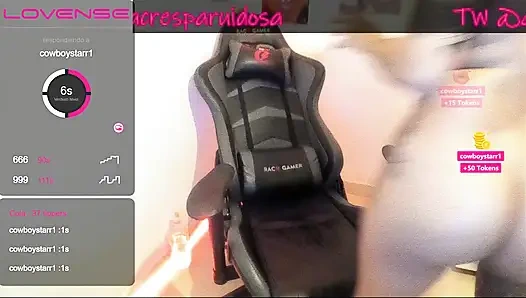 Alesya Hampton Caleñita Arrecha oturma odasında güçlü bir şekilde memnun oluyor