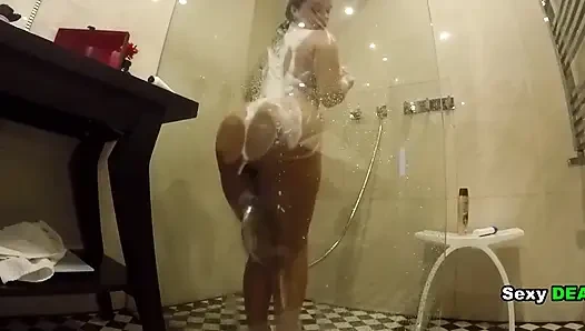 Tanrıça sexydea ile ateşli duş eylemi tutkulu sonrası