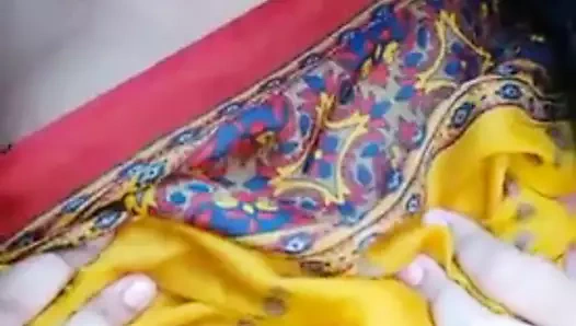 Desi Hint yenge okşama ve gösterilen göğüsler