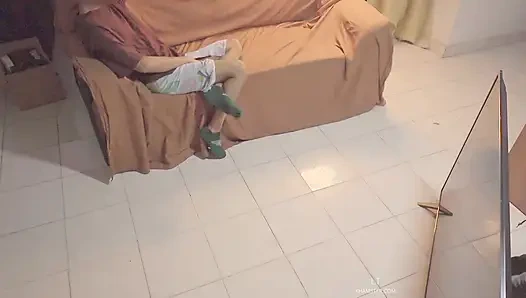 Tv tamircisi evde baştan çıkarılıyor