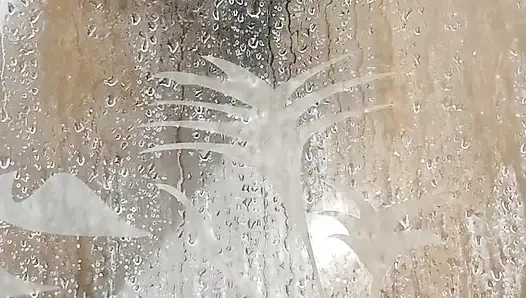 Ve iyi bir duş almak için bana eşlik edersen, ellerin kayıp