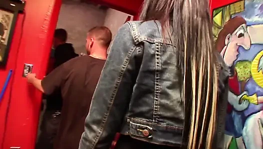 Büyük götlü zenci genç kız amını derinden siktiriyor