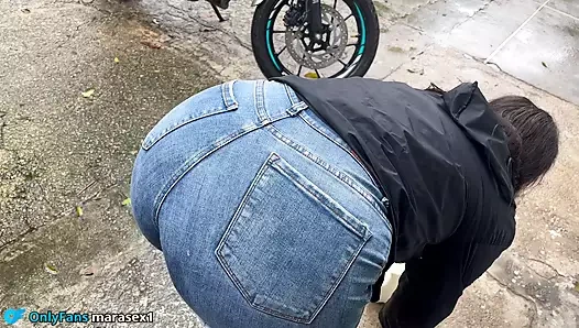 Komşumdan süt alıyorum, beni takip ediyor ve tüm sütümü içiyor.