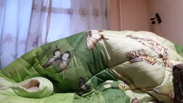 Нас застукали за сексом под одеялом - Lesbian-illusion