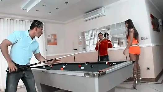 Çok ateşli sikişen bir kaltak için iki yarak asla yeterli değil