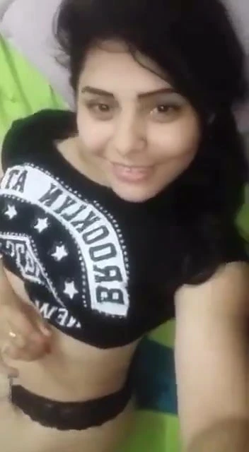 Симпатичная девушка делает симпатичные, очень сексуально