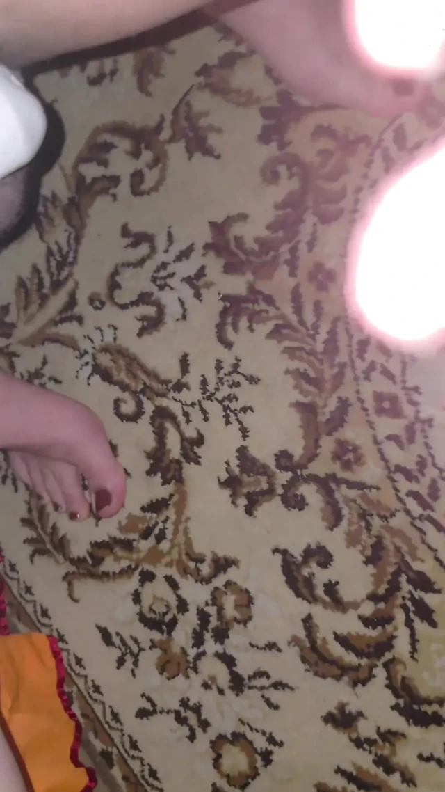 Sevimli femboy büyük götü ve göğüsleriyle oynuyor