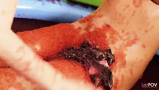 Lezbiyenler sikişirken büyük sahte göğüsleri kırmızı jöleyle kaplı muhteşem görünüyor