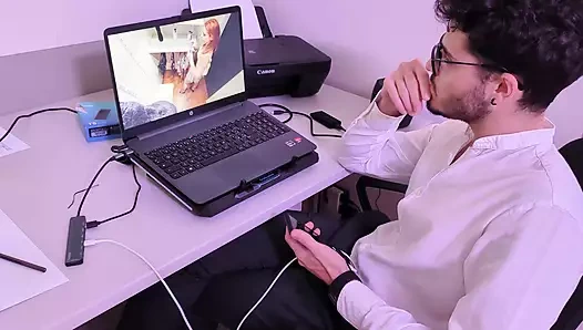 Bir polis beni mağazada hırsızlık yapmaya çalışırken yakalıyor, ofiste aranıyor ve sikiliyor (amatör ita)