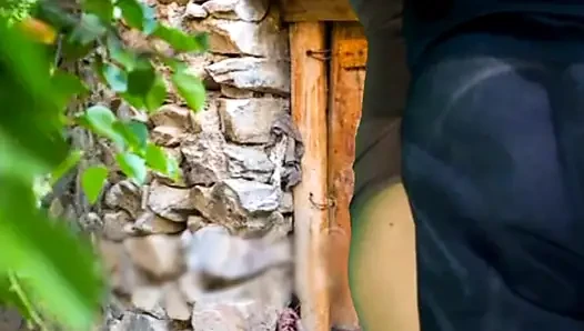 Sokakta sikişirken yakalandı. Açık havada seks Hintli köylü kız erkek arkadaşıyla sert sikişiyor xxx video