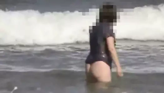 Karısı, Studland'da sörf yaparken transparan bir bluz giyiyor.