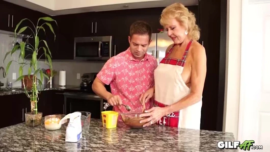 Gilfaf - 72 yaşındaki nine mutfakta adamla sikişiyor