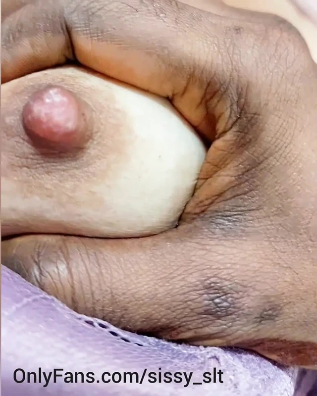 Ateşli evli kadın kadın kılıklı kocasının küçük penisini emiyor