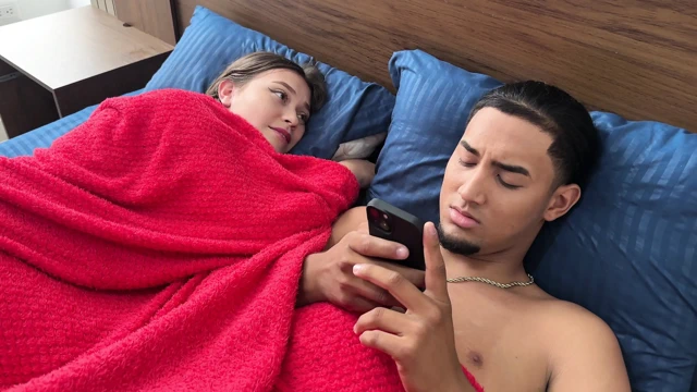 Küçük cüce üvey oğluyla yatağı paylaşmayı seven iri üvey anne, sonunda sütle dolup taşana kadar.