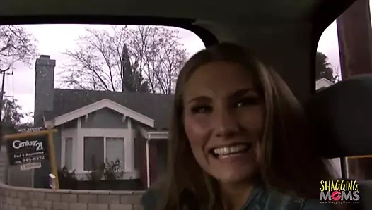 Azgın orta yaşlı seksi kadın büyük zenci yarağı avındayken iç çamaşırı giymiyor