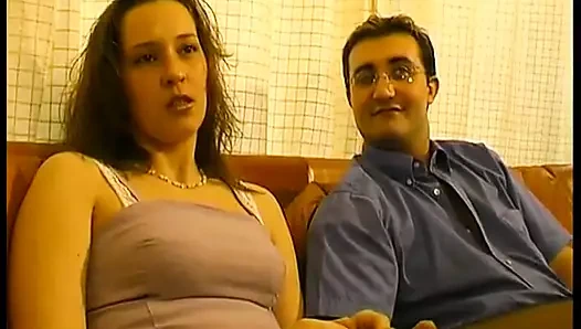 Lyonlu büyük memeli genç esmer gırtlağına kadar almayı ve sert sikişmeyi seviyor