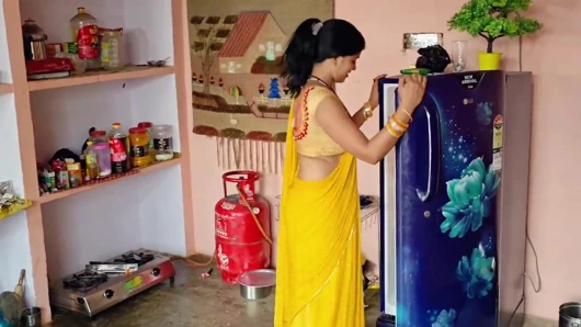 Süper ateşli üvey kız kardeş gece vakti üvey erkek kardeşi tarafından baştan çıkarıyor