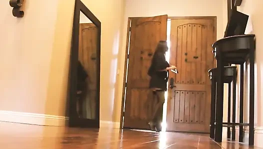 komşular sahne 2_beautiful büyük memeli esmer komşusunu filme alırken edepsiz seksin tadını çıkarıyor.