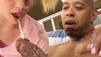 Sert siyah horoz gets sıkı beyaz kedi